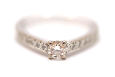 Zlatý prsten s diamanty