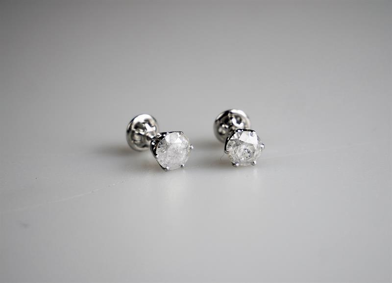 Zlaté náušnice s diamanty