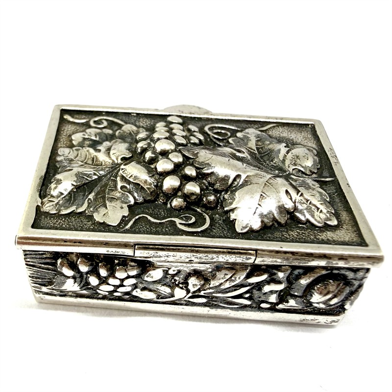 Miniaturní stříbrný box zdobený plastickým hroznem