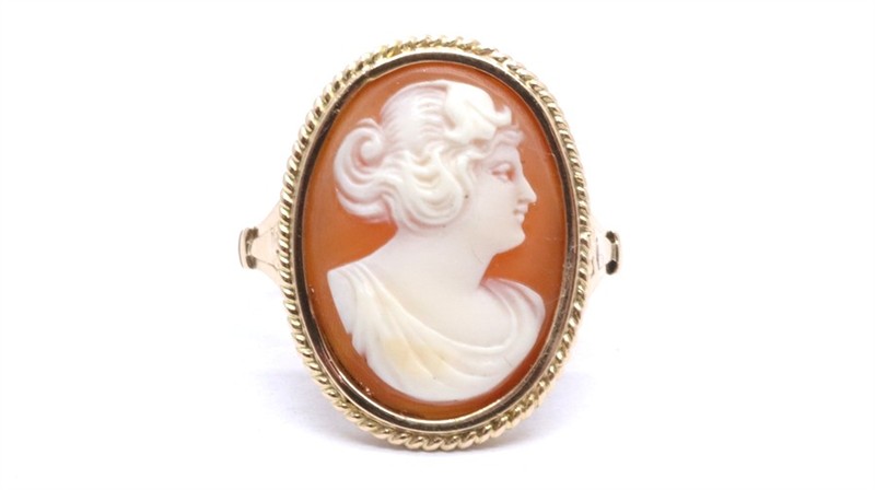 Zlatý prsten s kamejí