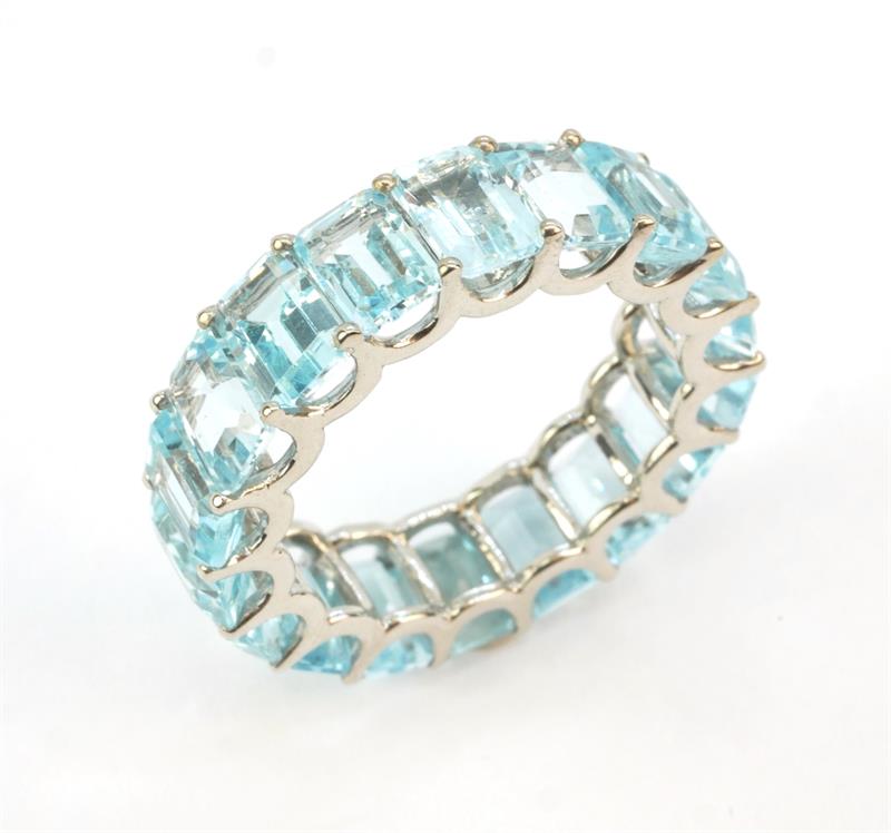 Zlatý prsten s topazy