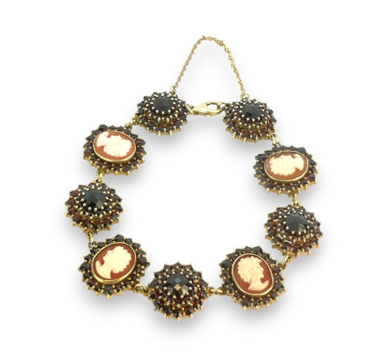 Stříbrný náramek s kamejemi a granáty