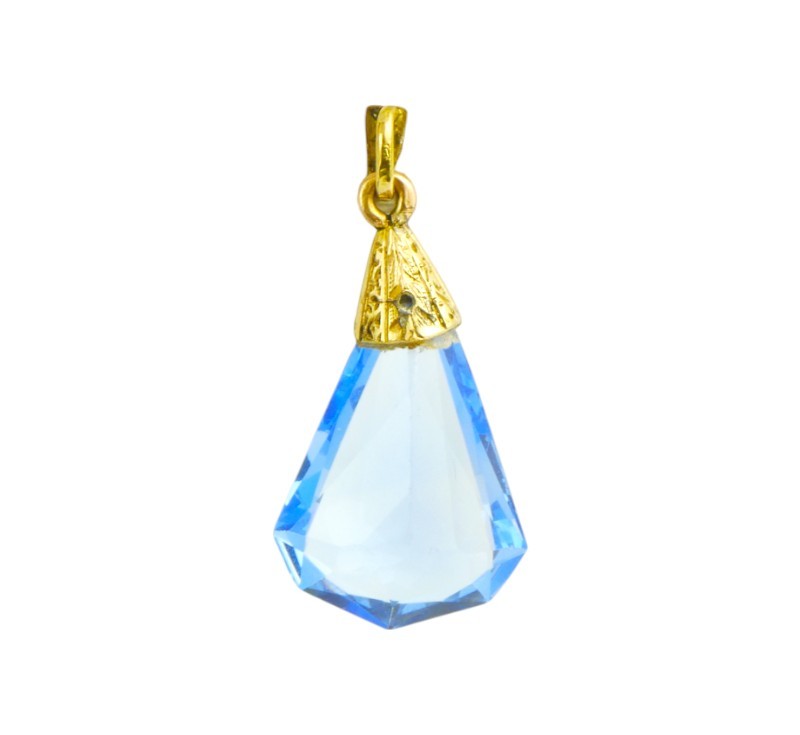 Zlatý závěs se spinelem