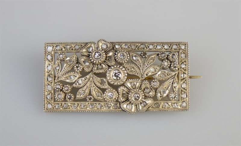 Stříbrno zlatá art-deco brož s diamanty