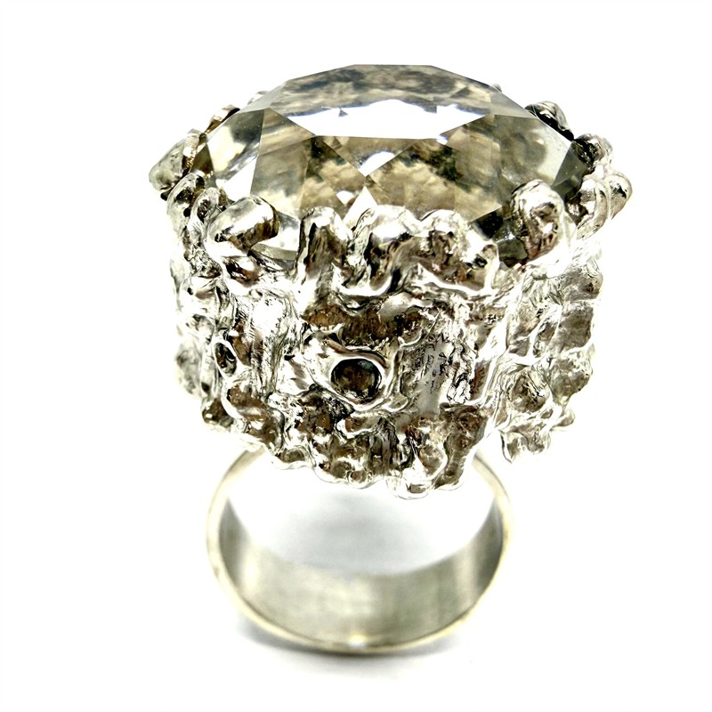 Designový stříbrný grandiozní prsten s křištálem