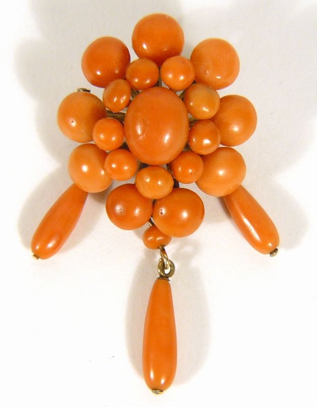 Brož z mořských korálů ve stylu biedermeier