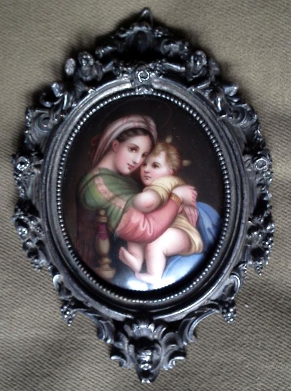 Miniatura v kovovém rámečku.