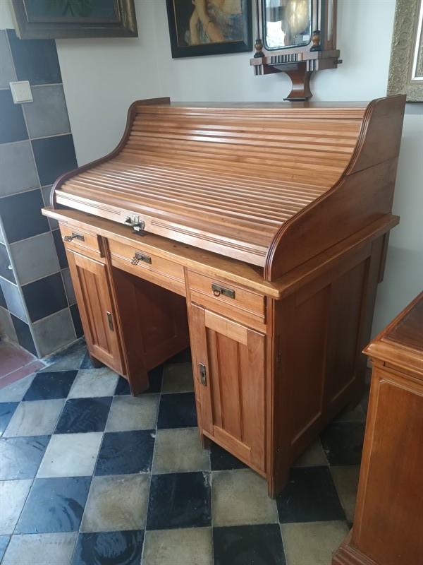 Americký psací stůl s roletou