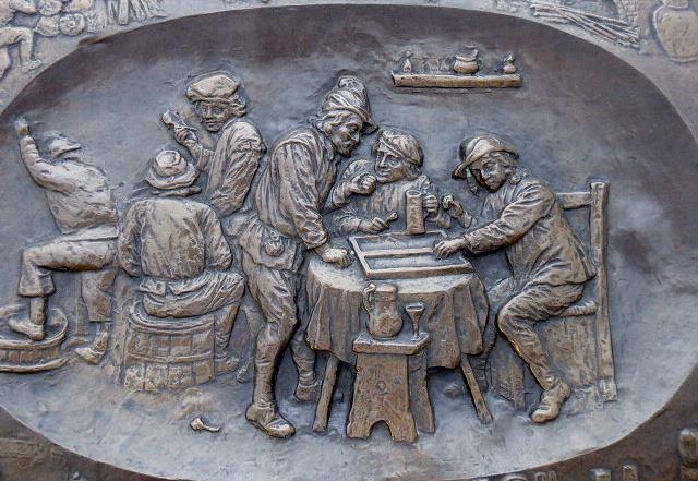 Velký závěsný oválný tác s reliéfním holandským výjevem z k