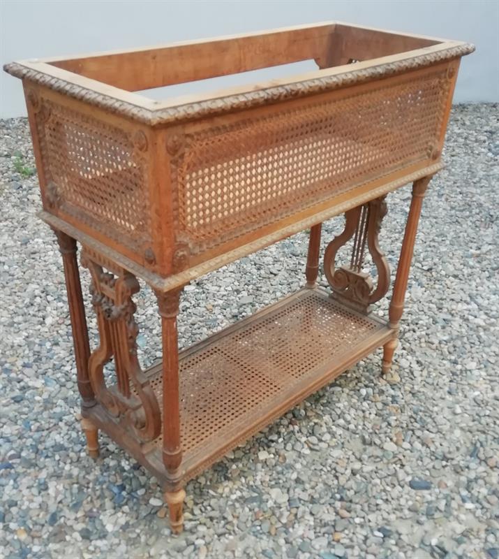 Vyřezávaná žardiniéra