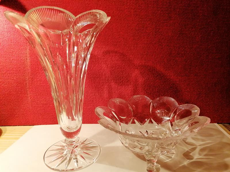 Broušená skleněná souprava - váza a mísa