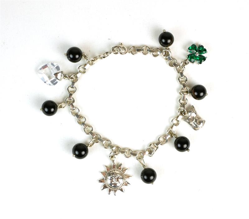 Stříbrný náramek s přívěsky a onyxy