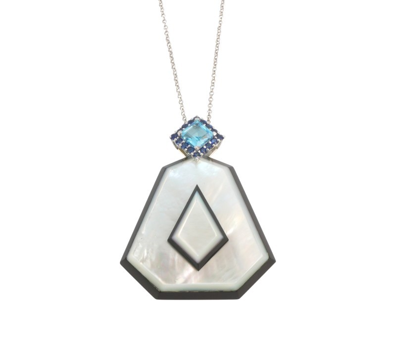 Zlatý náhrdelník s perletí, topazem a safíry