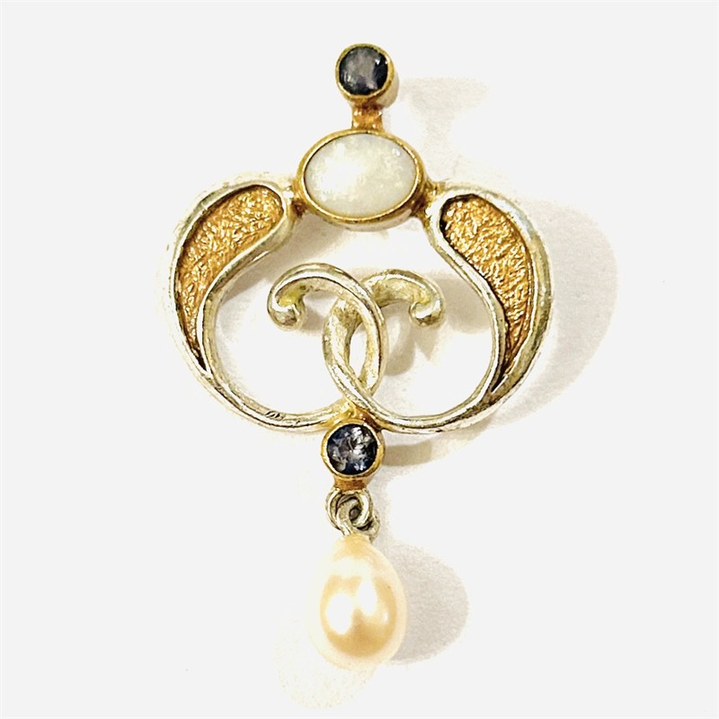 "Secesní" přívěšek s opálem, modrými safíry a perlou