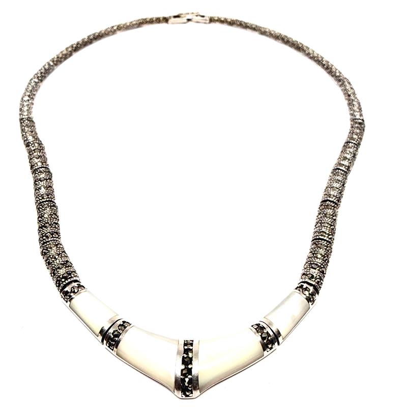 Stříbrný náhrdelník s perletí a markazity