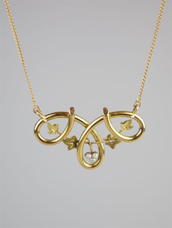 Zlatý náhrdelník s perličkami