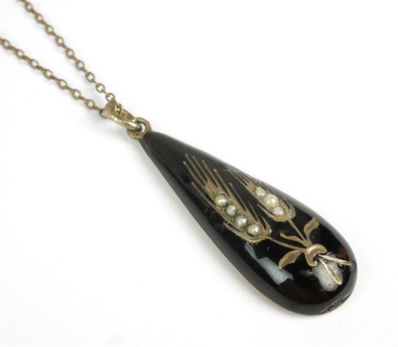 Stříbrný řetízek se smaltovaným přívěsem