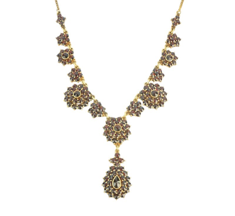 Stříbrný náhrdelník s granáty