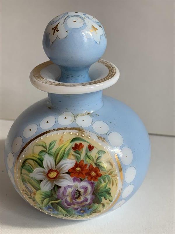 Flakon z  mléčného skla, s malovaný medailonkem květin