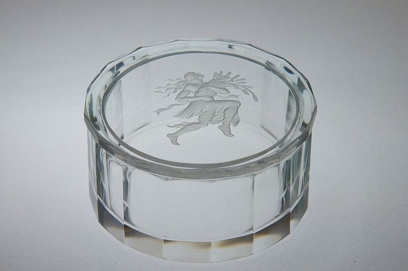 Dóza - DÍVKA S ROHEM HOJNOSTI, fazetově broušené sklo