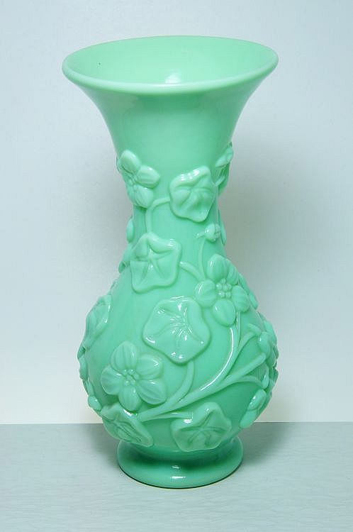 Secesní váza z opakního - světlého malachitového skla