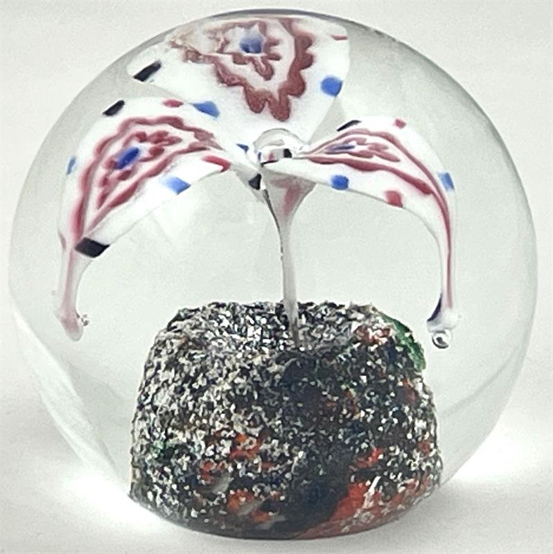 Těžítko s třemi květinami a stříbřitou základnou