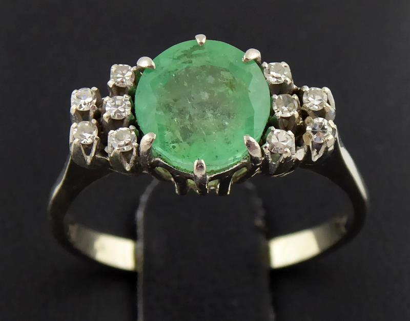 Zlatý prsten s přírodním smaragdem a 10 diamanty