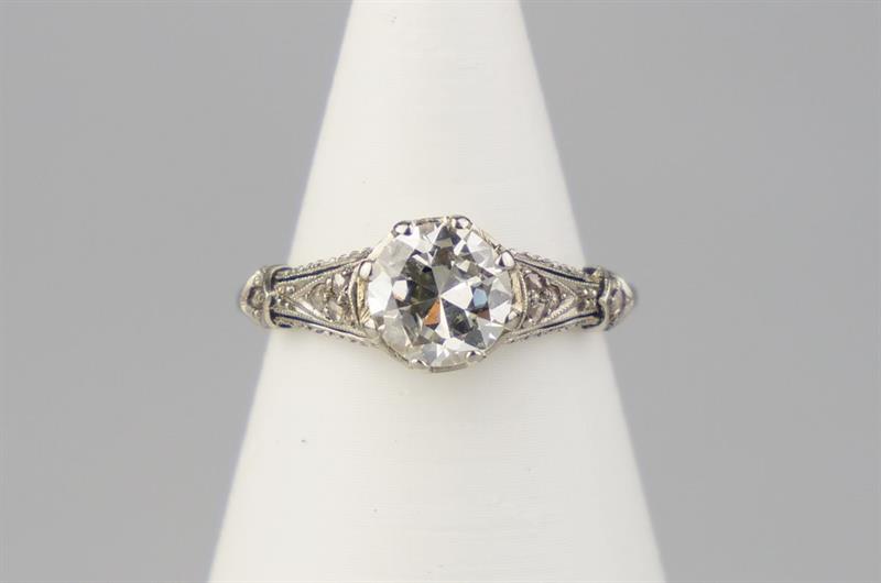 Zlatý prsten s diamantem