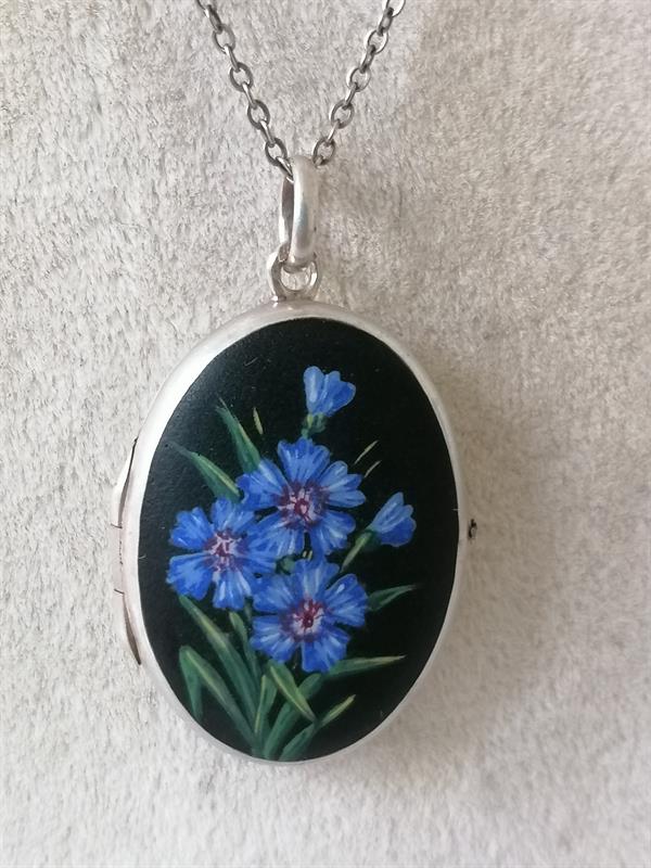 Stříbrný secesní náhrdelník s medailonkem Chrpy