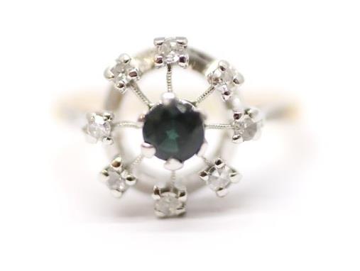 Zlatý prsten s diamanty a safírem