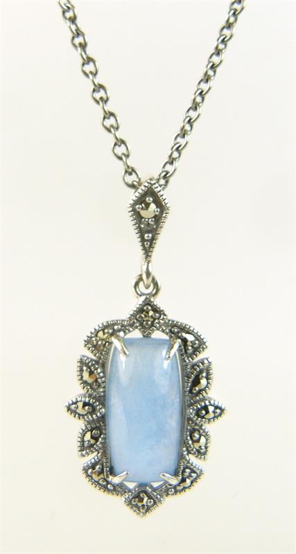 Stříbrný náhrdelník s jade a markazity