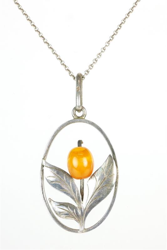 Stříbrný náhrdelník s jantarem