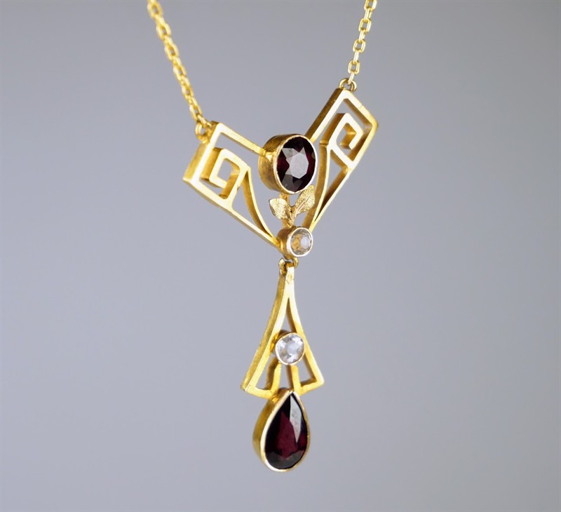Zlatý secesní náhrdelník s rubíny a leukosafíry