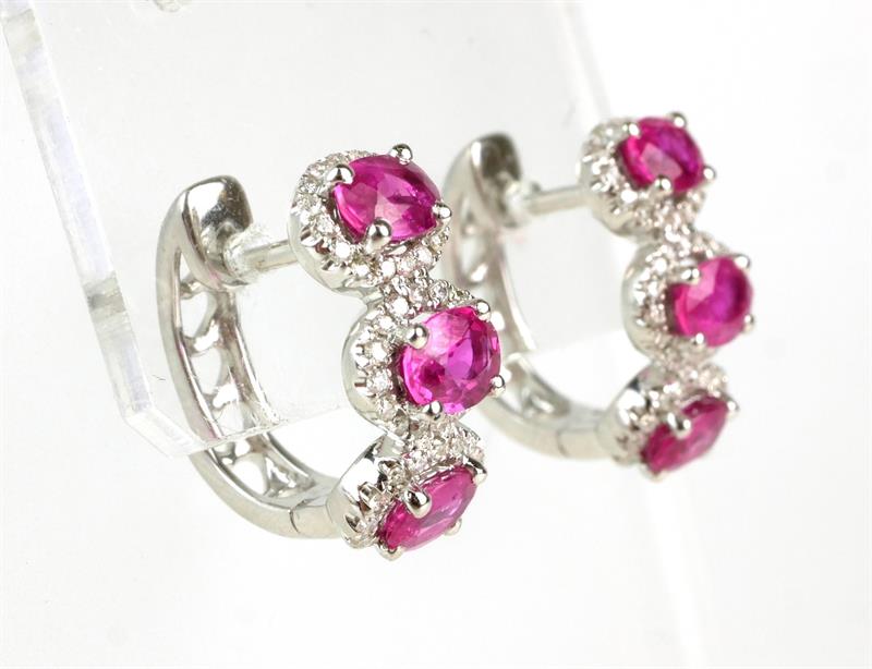 Zlaté náušnice s brilianty a rubíny