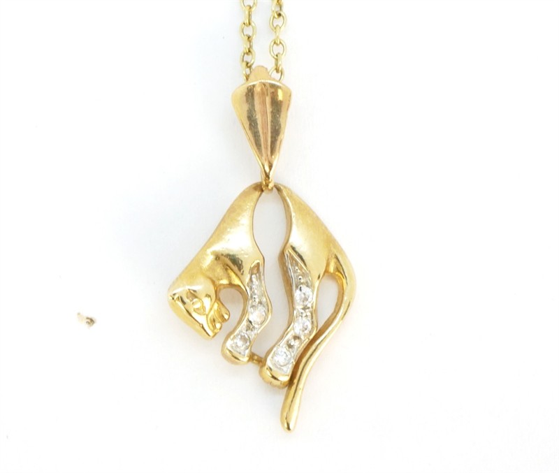 Zlatý náhrdelník s pumou