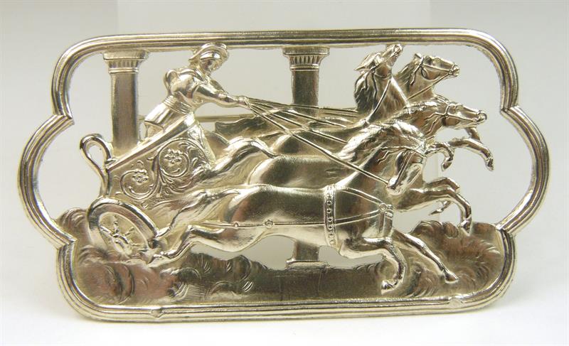 Brož s antickým čtyřspřežím