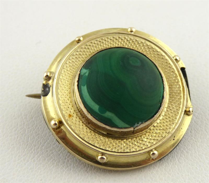 Zlatá brož s přírodním malachitem