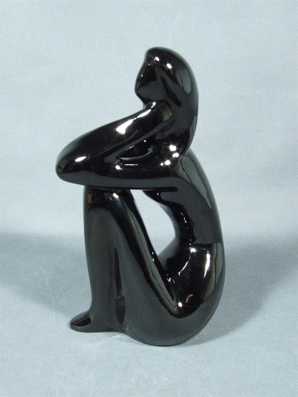 Sedící dívka,keramická socha - návrh Jitka Forejtová v24cm