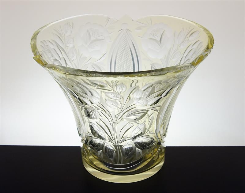 Bohatě broušená a rytá váza s citrínovou lazurou