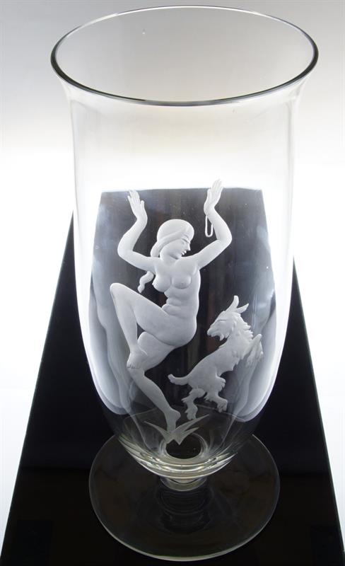 Art - Deco čirá váza s rytinou tančící nahé dívky a kůzlete