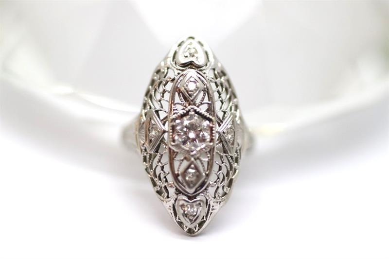 Zlatý prsten s diamanty Art Deco