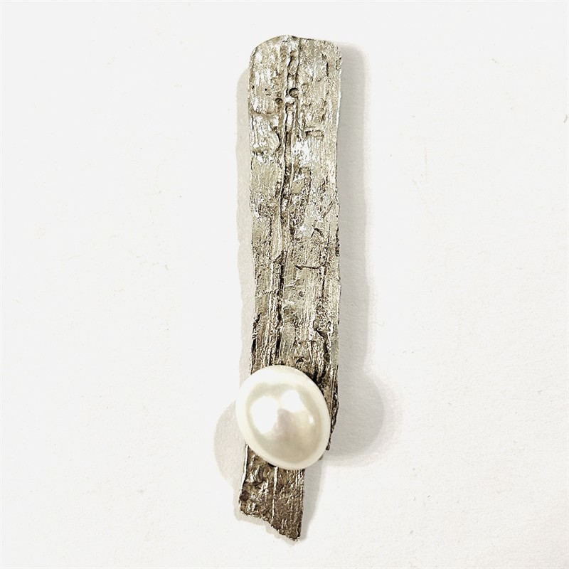 Stříbrný autorský přívěšek s perlou