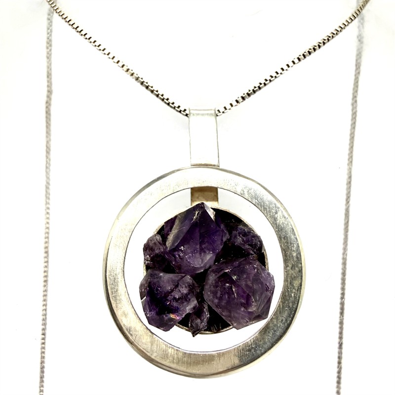 Stříbrný náhrdelník s krystaly ametystu