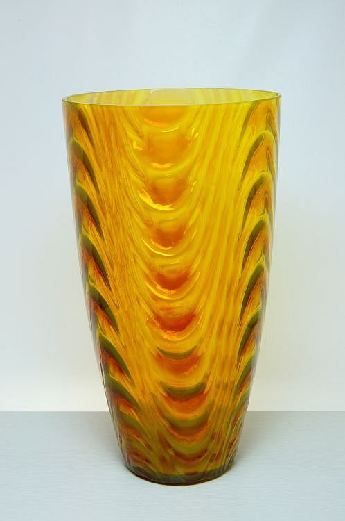 Ambrová váza s optickým dekorem, Pavel HLAVA