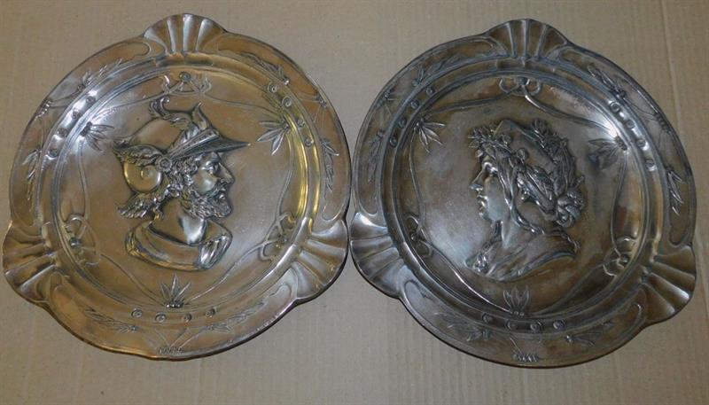 MYSLBEK - PÁR RELIEFNÍCH DEKORATIVNÍCH TALÍŘŮ