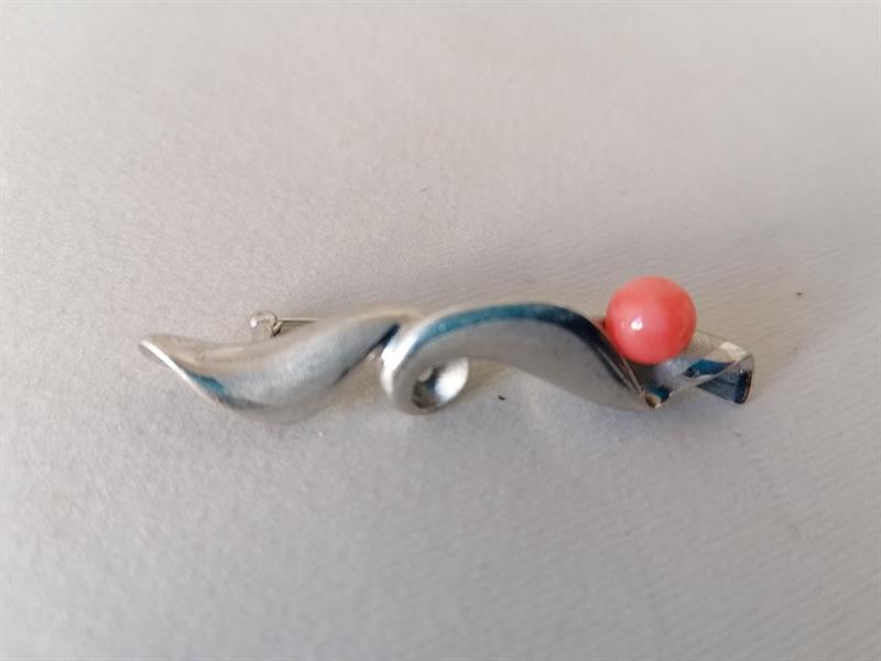 Stříbrná brož s korálem