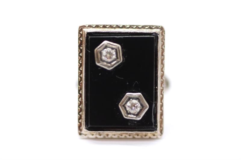 Zlatý prsten s diamanty a onyxem