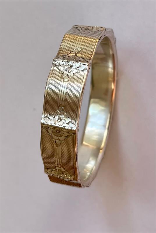 kruhový stříbrný náramek s gravírováním