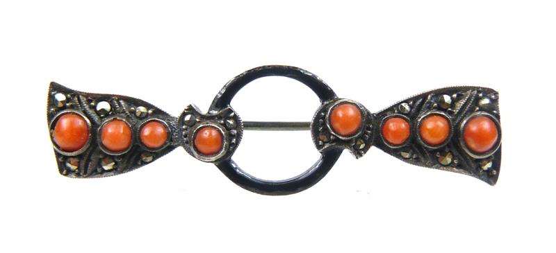 Stříbrná brož přírodními korály, černým smaltem a markazity