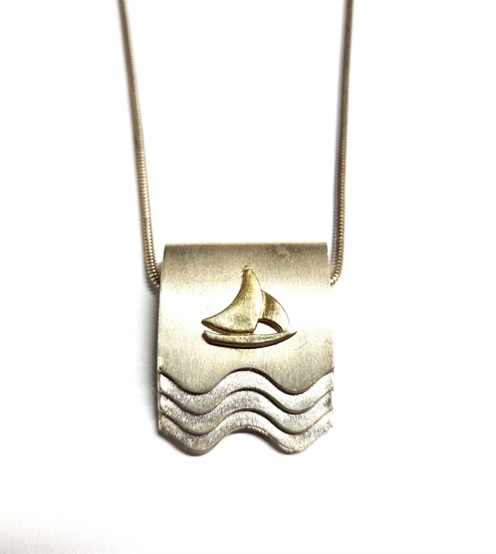 Stříbrný náhrdelník s plachetnicí na vlnách